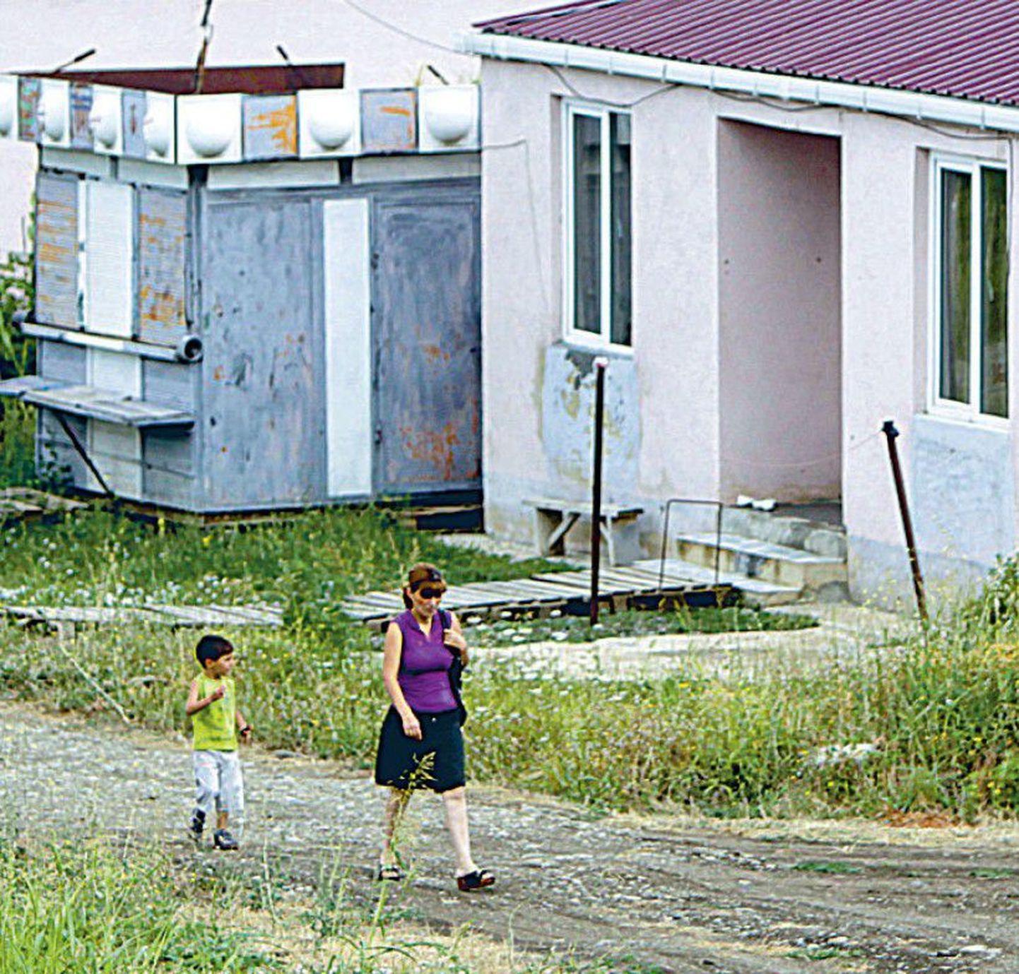 В селе Церовани, расположенном у контрольной линии близ оккупированных территорий Южной Осетии, в 2008 году построили жилье для 2200 семей грузинских беженцев. Спустя три года после войны с Россией ситуация внутренних беженцев по-прежнему остается очень сложной.