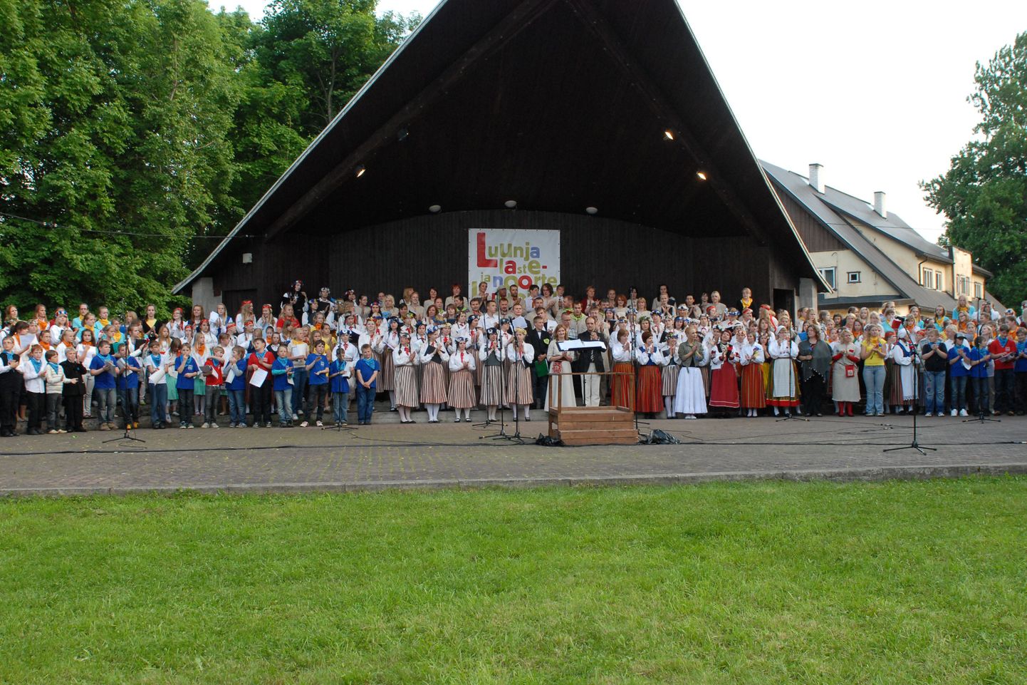 Luunjas 2010. aastal peetud laste ja noorte laulupeo kunstiline juht oli dirigent Hirvo Surva(keskel), kelle paremal käel seisab tänavuse peo juht dirigent Eve Paap.
