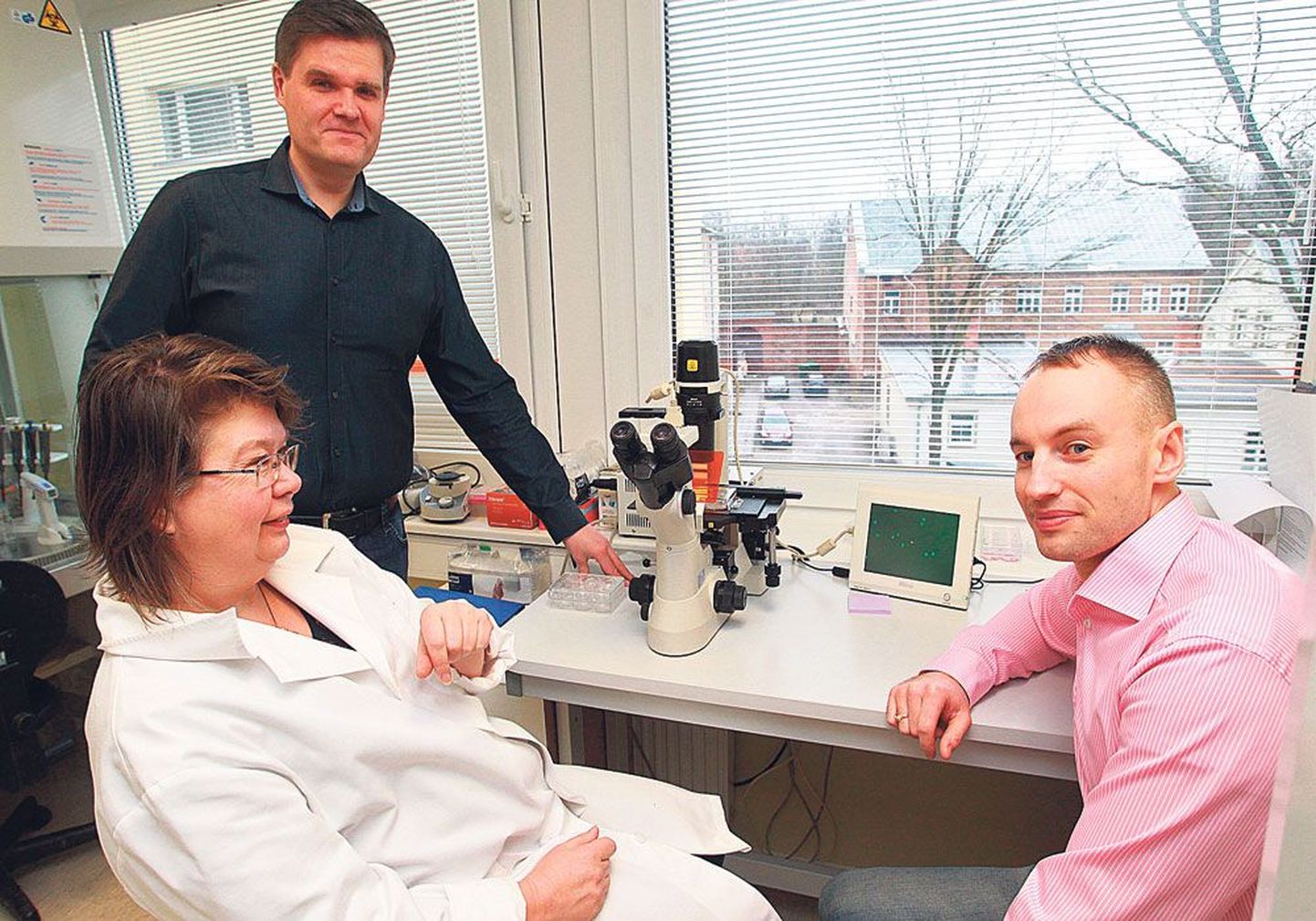 Эстонские ученые Андрес Салуметс (стоит), Кюлли Самуэл и Каарел Крючков знакомят с исследованием, которое в будущем поможет найти более эффективное решение проблемы бесплодия.