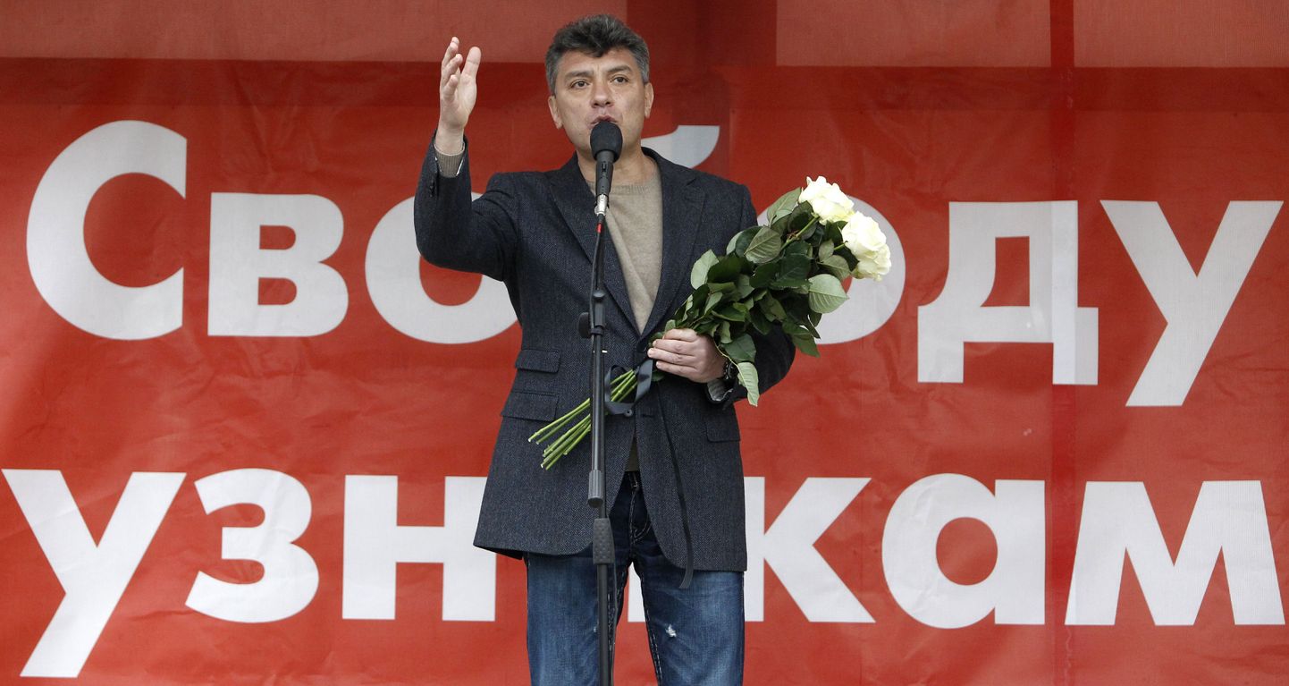 Opositsiooniliider Boriss Nemtsov Bolotnaja väljakul kõnelemas.