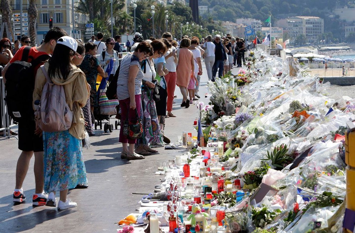 На Английской набережной в Ницце: люди продолжают приносить к месту массовой гибели людей цветы свечи.
