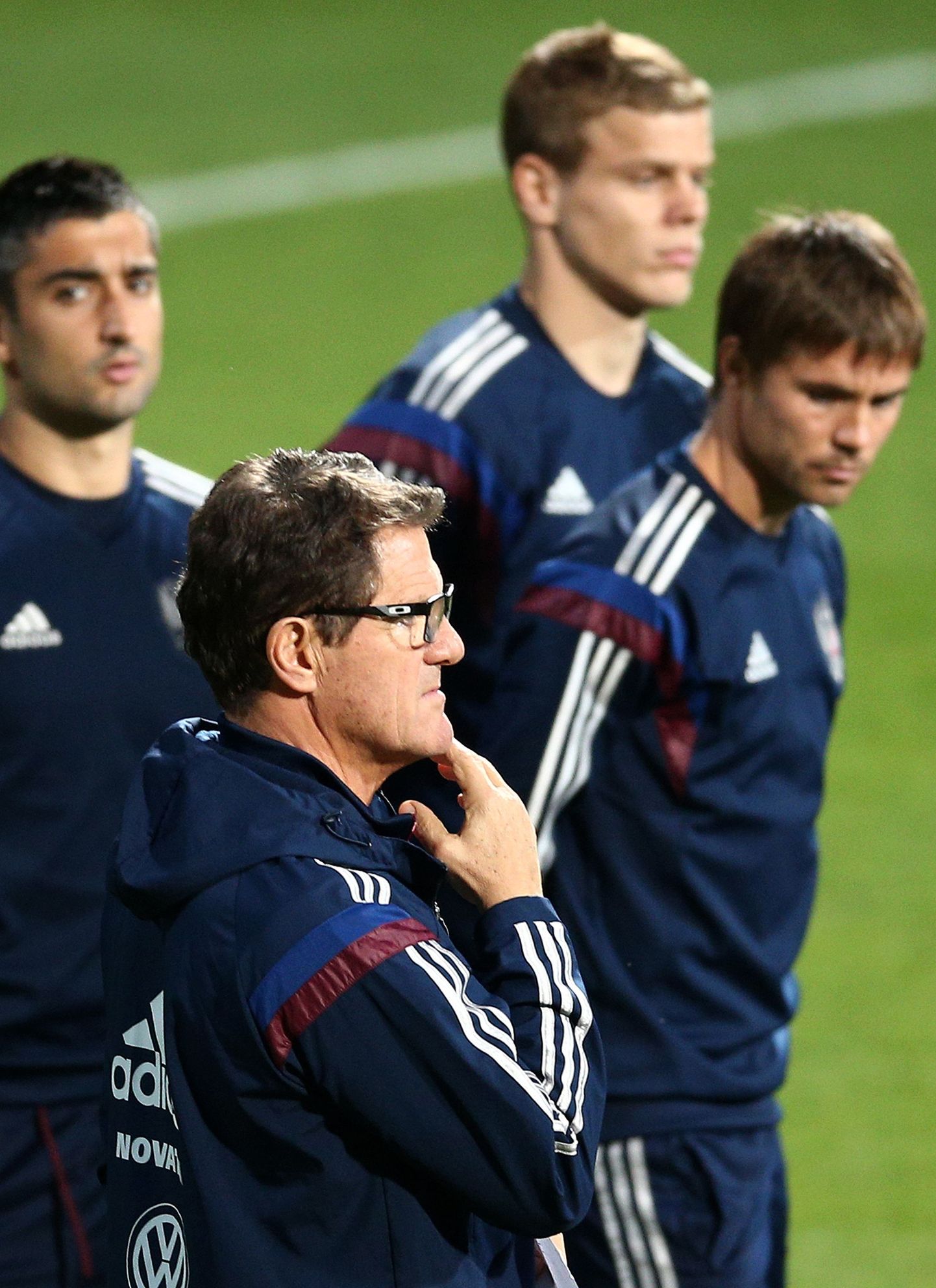 Главный тренер сборной России Фабио Капелло (на первом плане) и футболисты команды.
