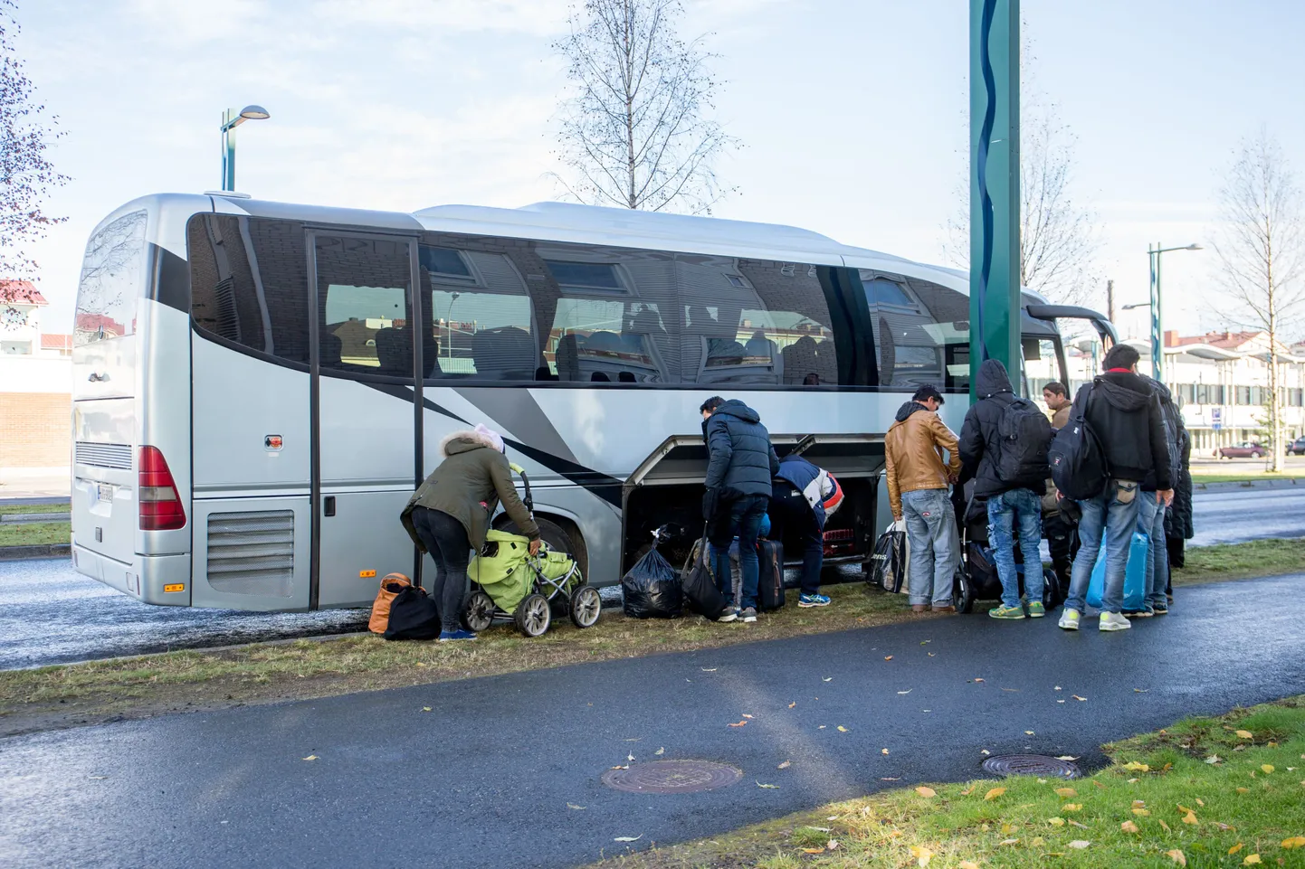 Rootsist Soome saabuvad pagulased. Foto on illustreeriv.