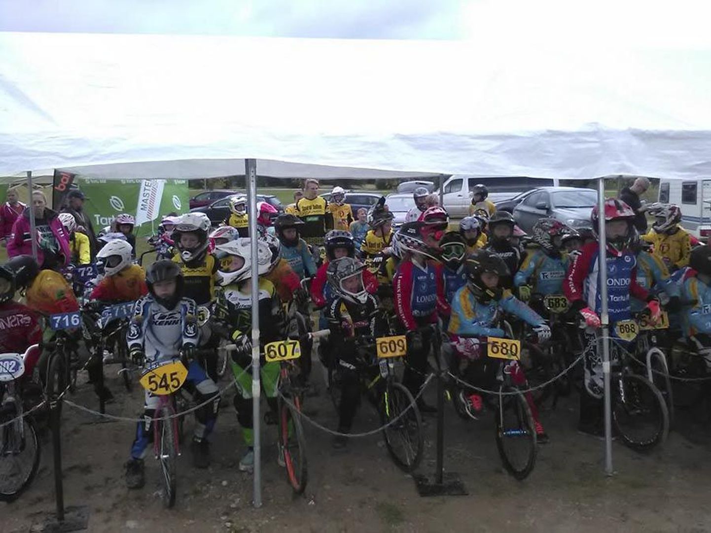 Rattaklubi noorimad sportlased korjasid rahvusvahelise võistluse kogemusi, kui tegid Tartus kaasa BMX rattakrossi Balti karikavõistlustel.