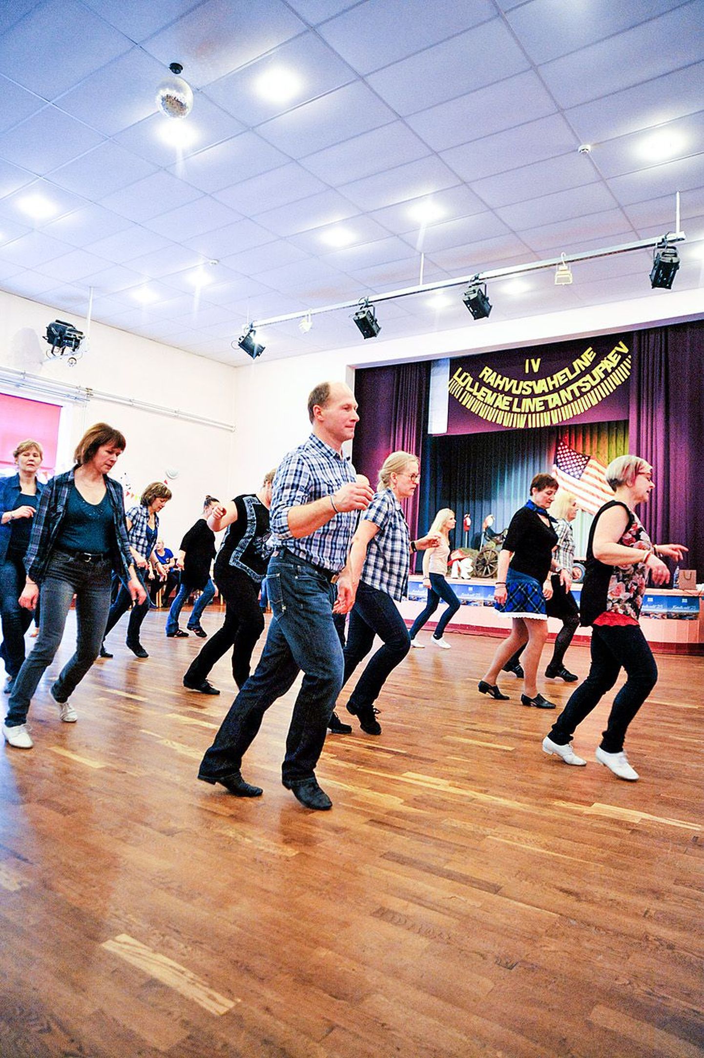 Line-tantsupäev tõi taaskord Lüllemäele kokku enam kui sada tantsijat üle Eesti ja ka Lätist – suur ettevõtmine ühe väikese kultuurimaja väikese ja tegusa tantsutrupi jaoks.