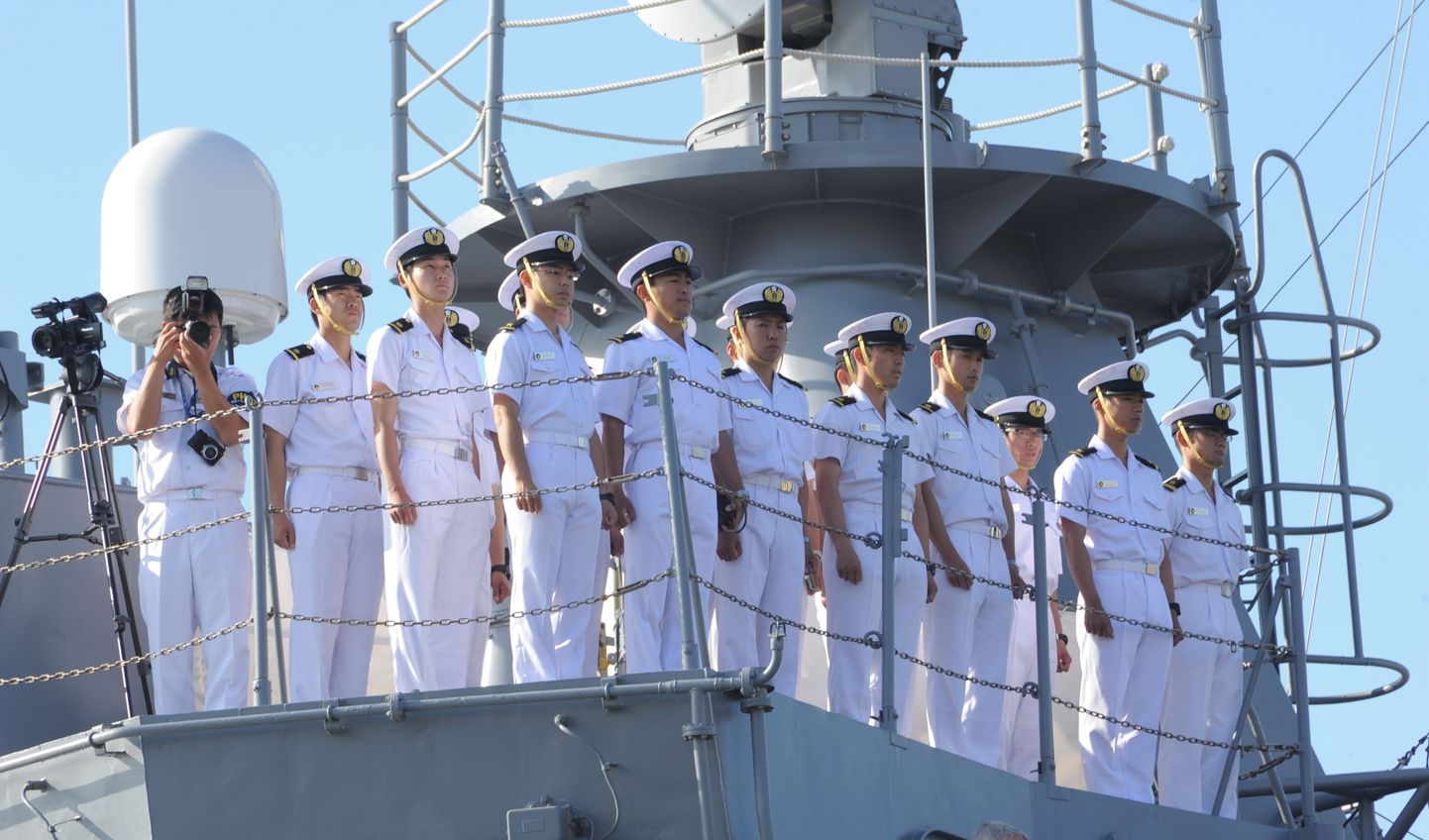 Jaapani sõjalaev ja osa meeskonnast