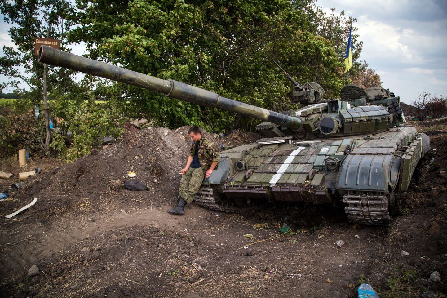 Ukraina sõdur puhkehetkel Donetski oblastis Debaltsevo linna lähistel.
