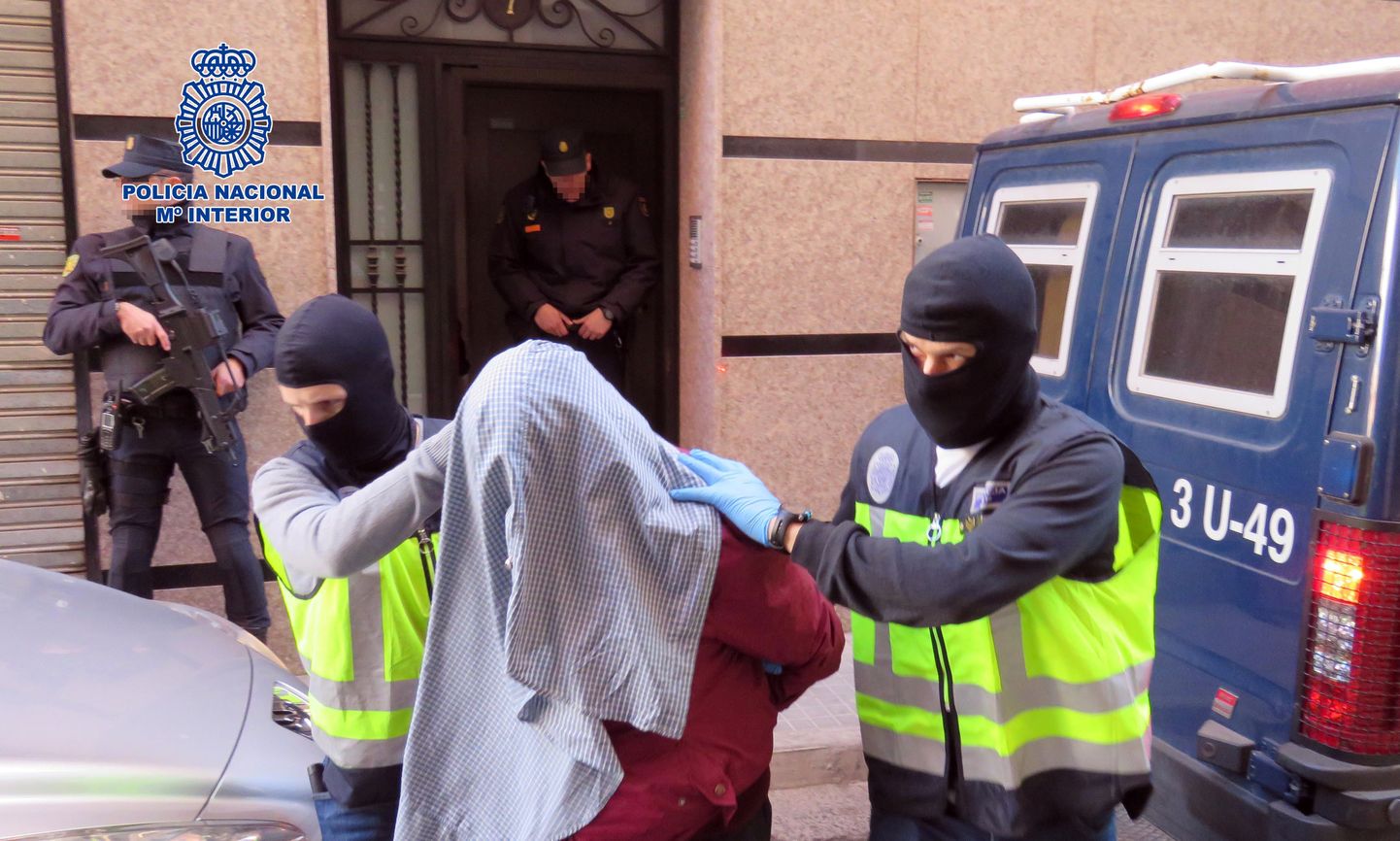 Испанская полиция арестовывает преступника. Иллюстративное фото.