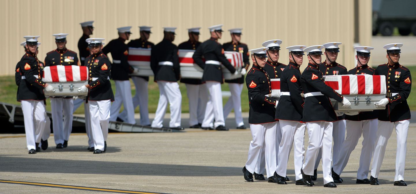 Liibüas Banghazis teisipäeval toimunud rünnakus USA esindusele hukkunud nelja ameeriklase sargad.