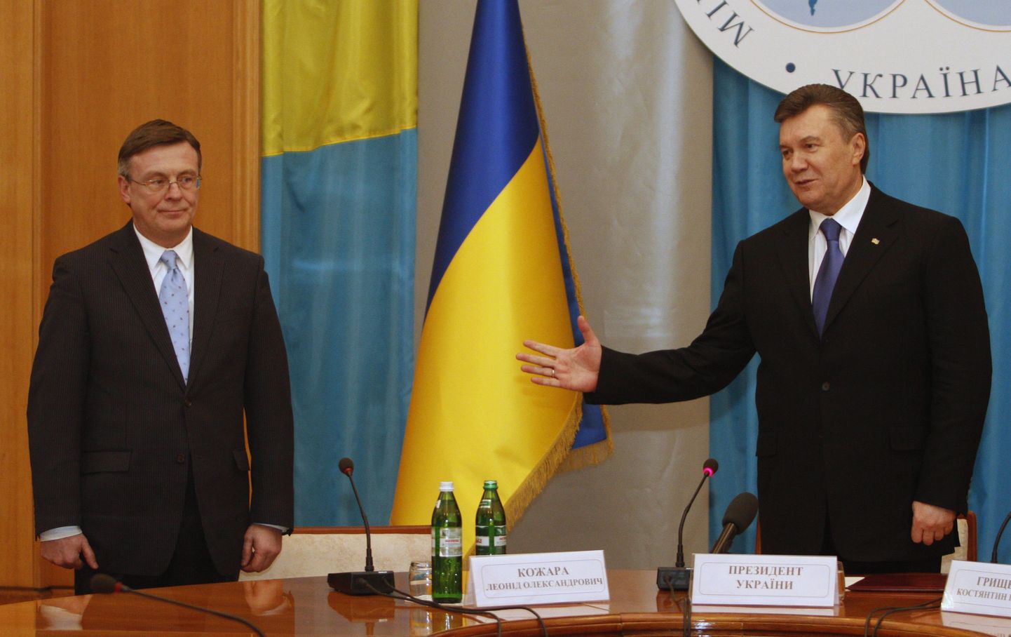 Ukraina president Viktor Janukovõtš (paremal) koos uue välisministri Leonid Kožaraga.