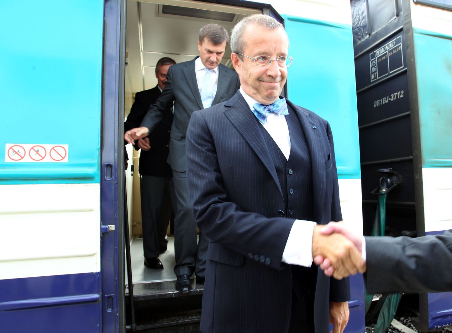 Президент Эстонии Тоомас Хендрик Ильвес выходит из спецпоезда на станции Койдула. Сзади Ансип и Каллас