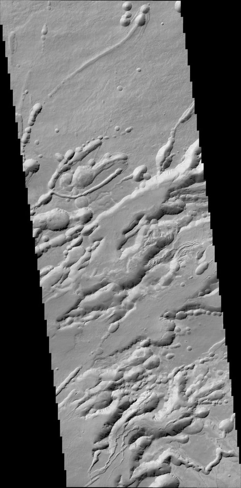 25-kilomeetri pikkune Arsia Chasmata nimeline struktuur, mis asub Arsia Monsi vulkaani ääres.