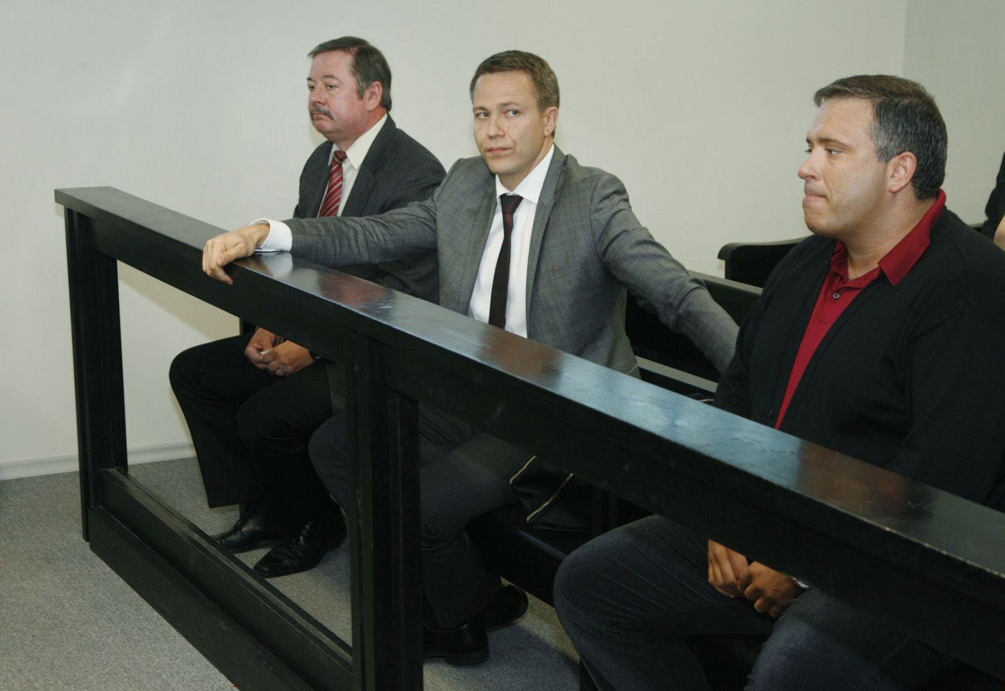 Viinakartelli sõlmimises süüdi jäänud Aleksander Skoblov (vasakult), Janek Kalvi ja Igor Zavizion esmaspäeva hommikul Harju maakohtu Liivalaia tänava kohtumajas.