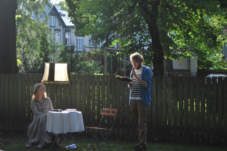 Doris Kareva ja Jan Kaus aasta tagasi A. H. Tammsaare muuseumi aias toimunud suvelõpu kirjanduspiknikul.