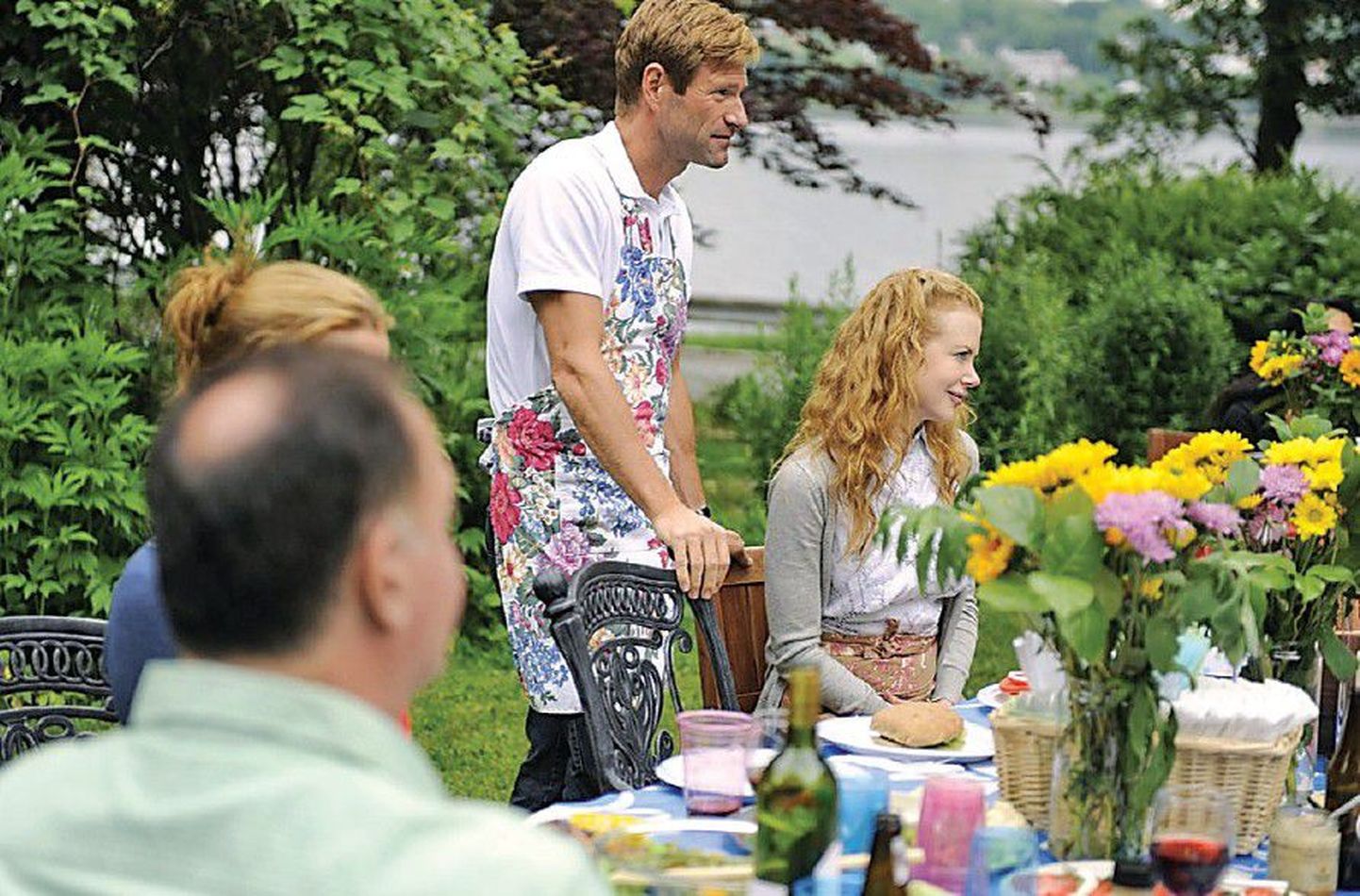 Несмотря на трагедию, Бекка (Николь Кидман) и Хауи (Аарон Экхарт) даже находят в себе силы устроить пикник для друзей.