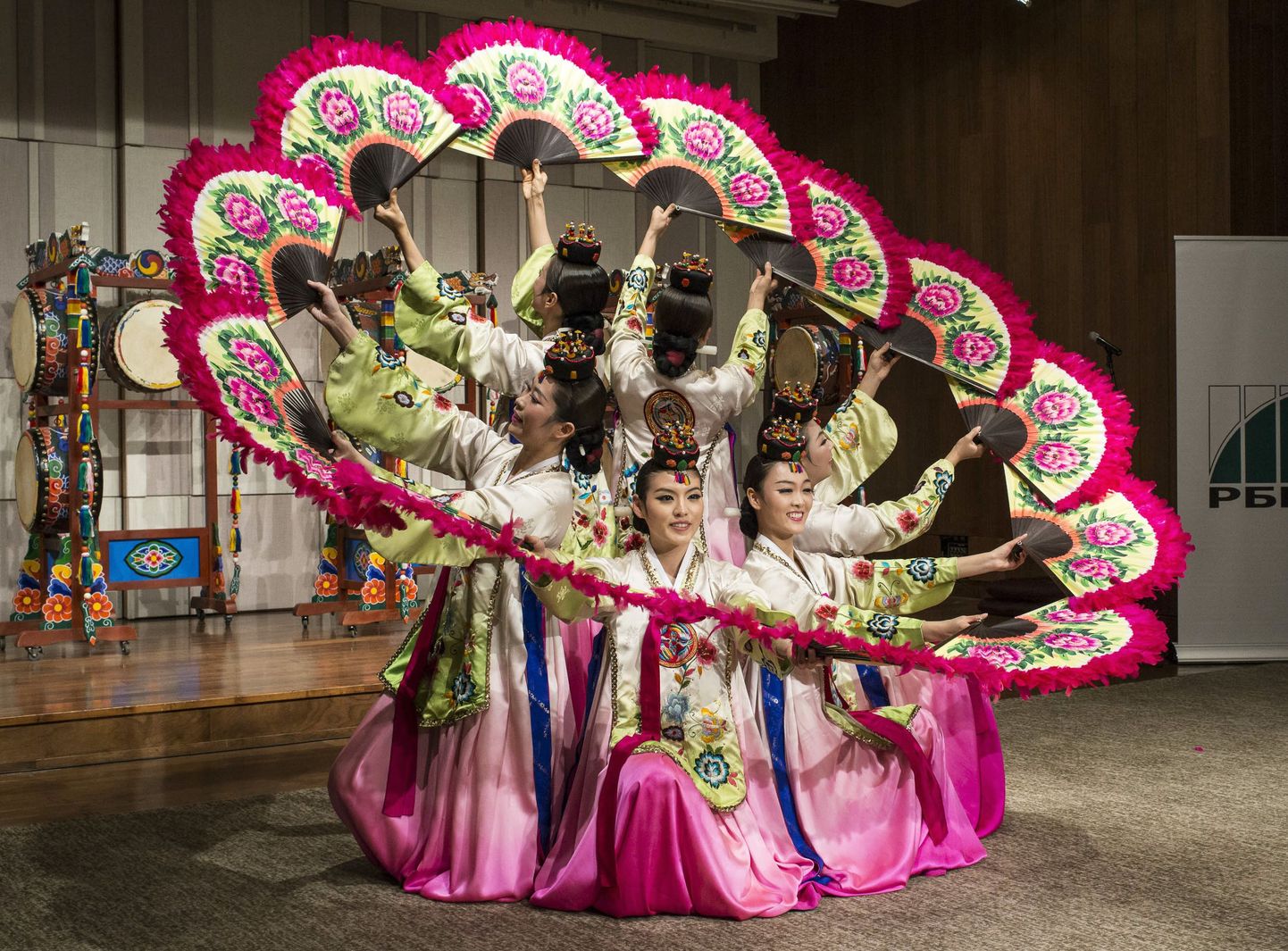 Lõuna-Korea naiste traditsioonilise tantsu trupp.