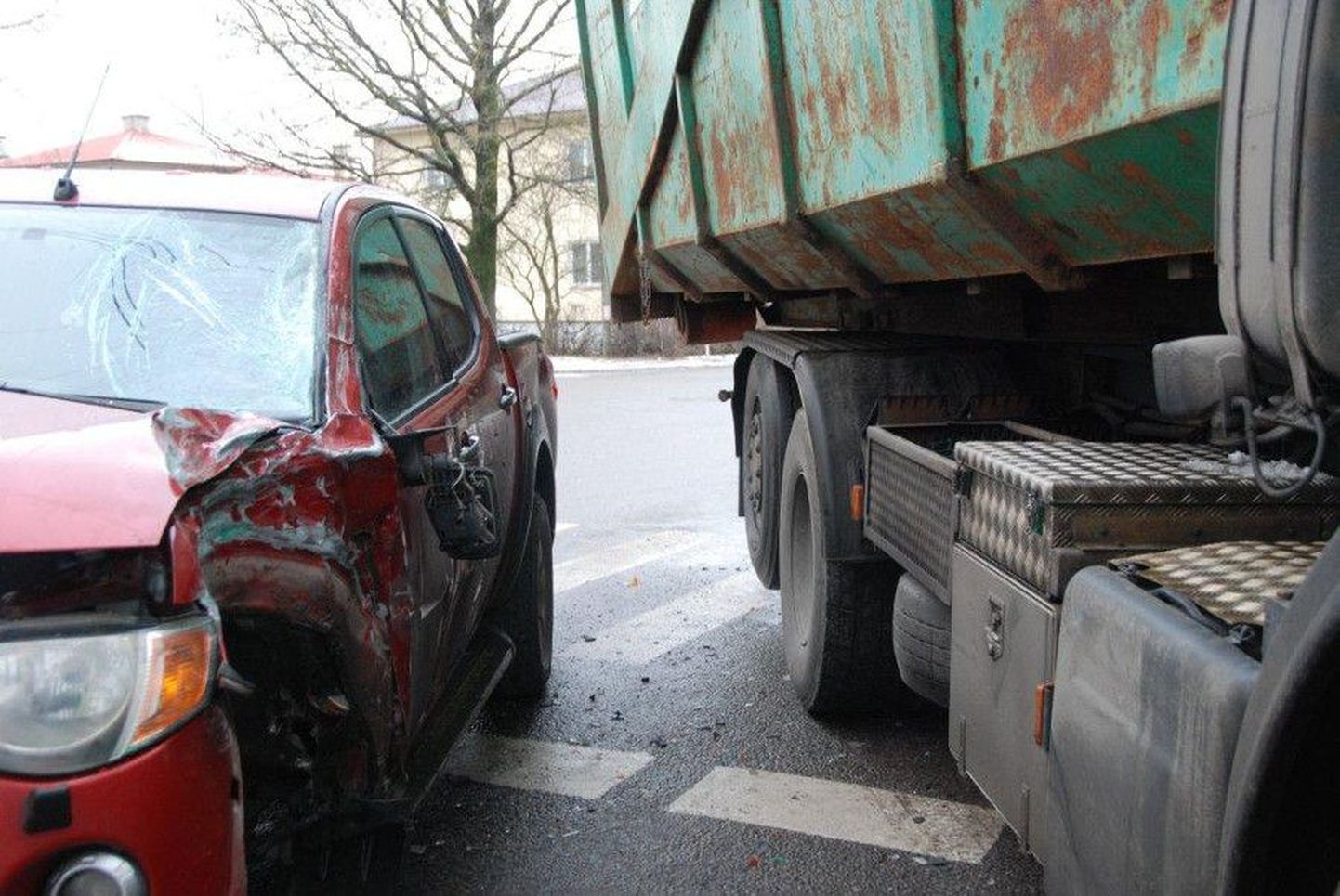 Liiklusõnnetus Tartus Ravila ja Viljandi mnt ristmikul, kus 24. novembril põrkasid kokku Scania veok ning Mitsubishi maastur.