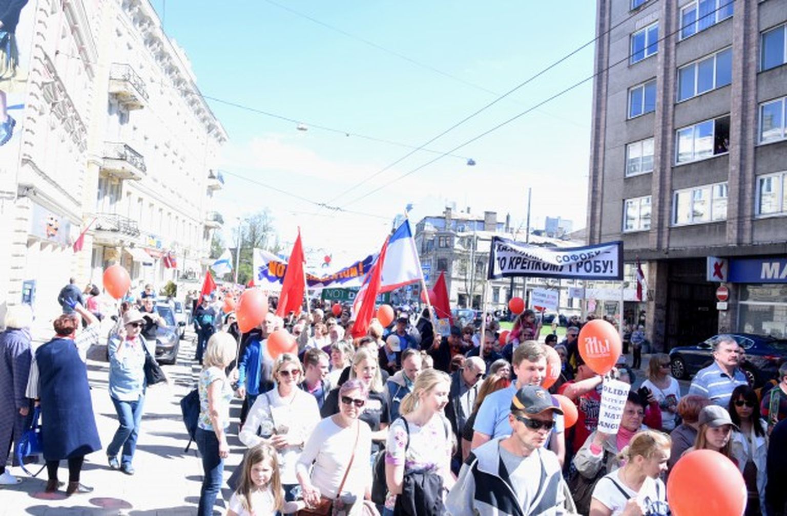 Krievu skolu aizstāvji dodas protesta gājienā pa Brīvibas ielu pret pāreju uz latviešu valodu skolās