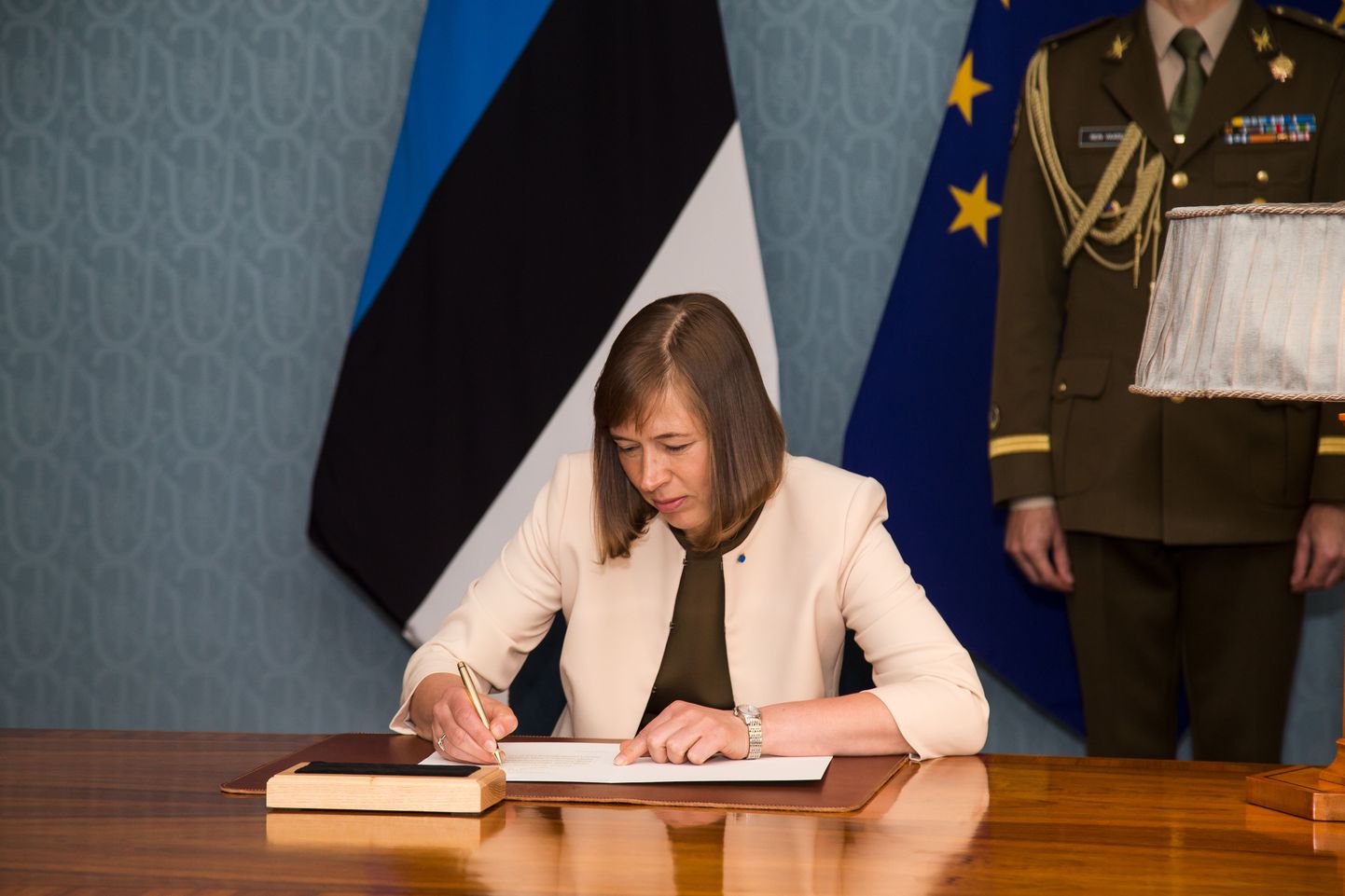 President Kersti Kaljulaid allkirja andmas