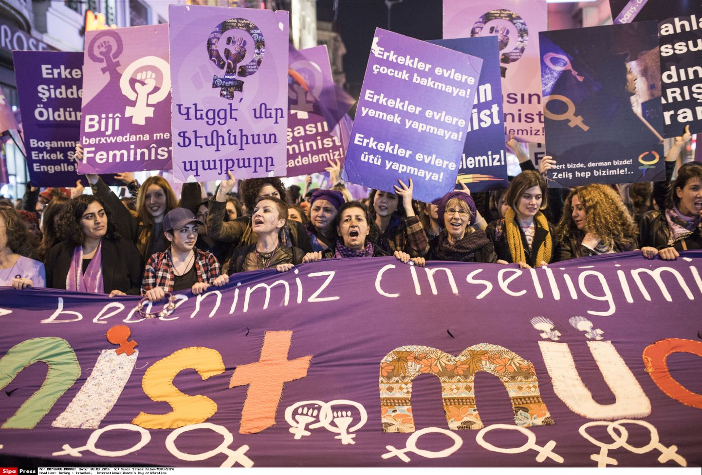 Türgi naised tänavusel naistepäeval marssimas.