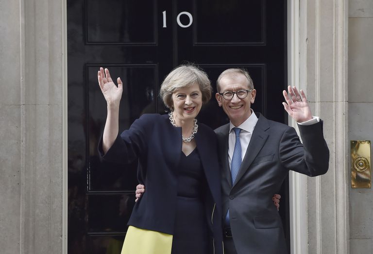 Theresa May ja tema abikaasa peaministri residentsi ees. Allikas: Scanpix