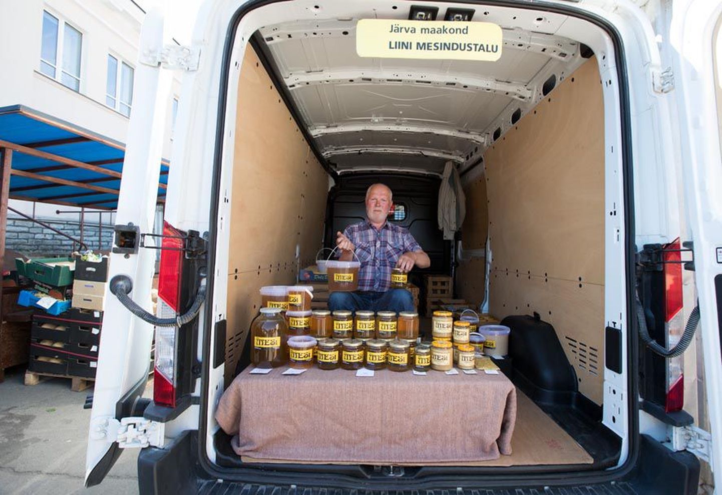 Koeru vallas aastaid mesindusega tegelenud Lembit Liin püüdis Tallinnas turul pakkuda värske mee kõrval ka vanemat mett. Kuigi selle hind oli odavam, eelistasid ostjad vaid värsket.