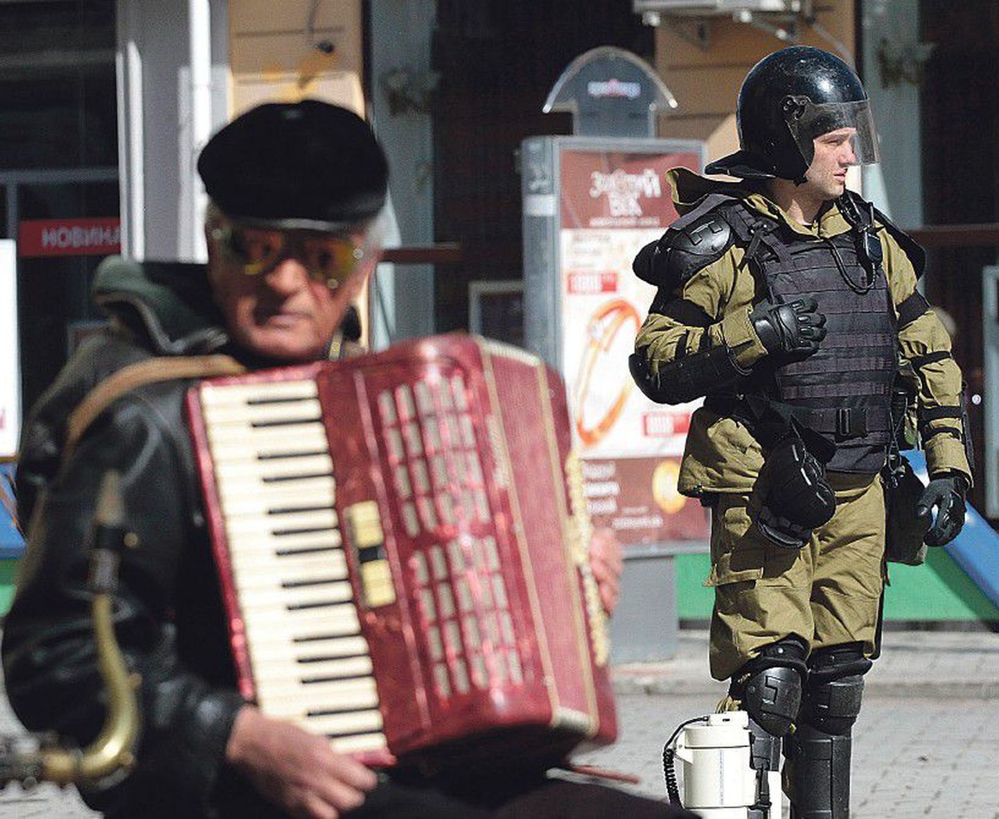 Крым движется навстречу России с музыкой и с оружием в руках.