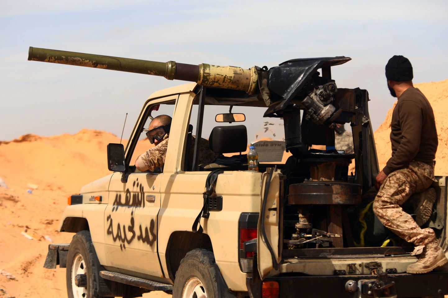 Islamistlike rühmituste koalitsiooni Liibüa Koidiku võitlejad Bir al-Ghanami lähedal.