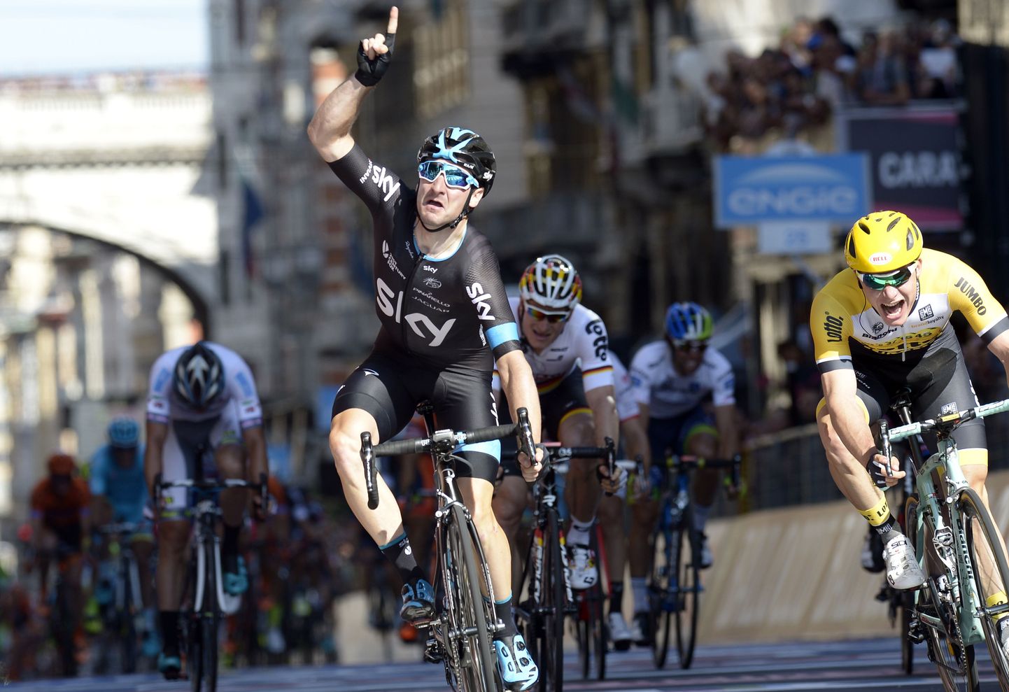 Giro teise etapi võitis Elia Viviani.