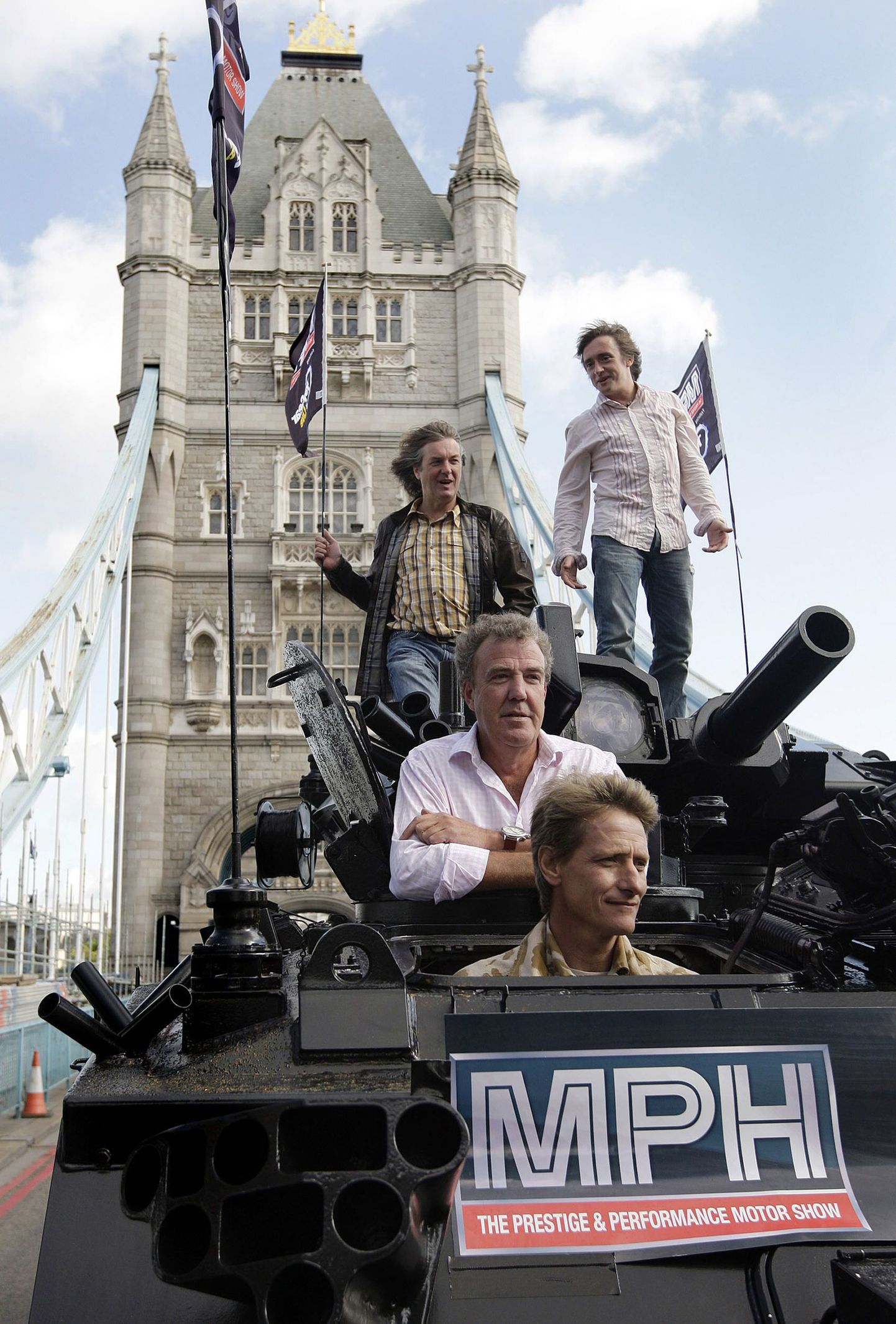 Majanduslangus kärbib «Top Geari» trikke. Fotol saatejuhid  Jeremy Clarkson (keskel), James May (vasakul) ja Richard Hammond tankiga Toweri sillal