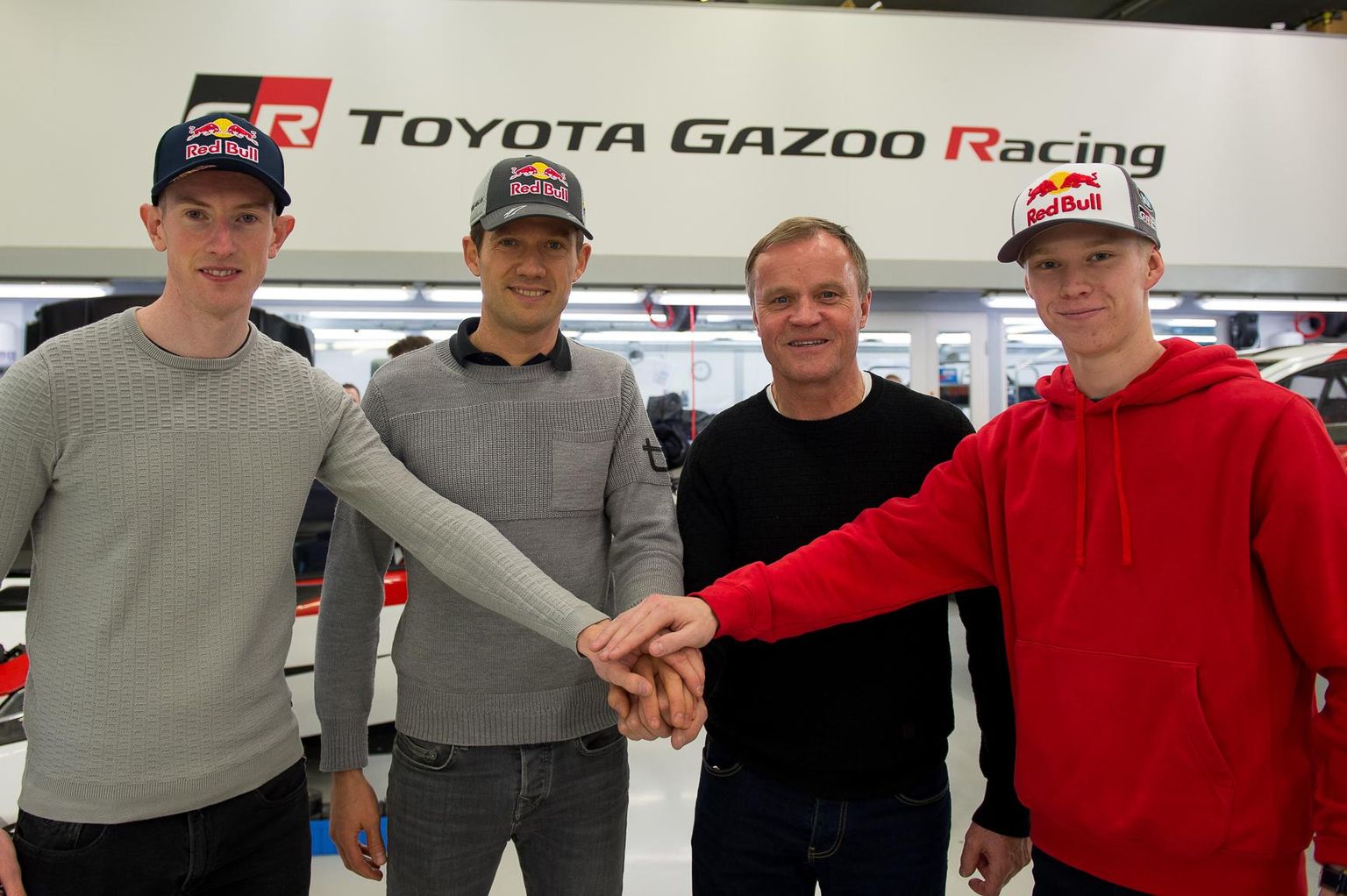 Toyota tänavune sõitjate trio: Elfyn Evans (vasakult), Sébastien Ogier ja Kalle Rovanperä koos tiimipealiku Tommi Mäkineniga (paremalt teine).