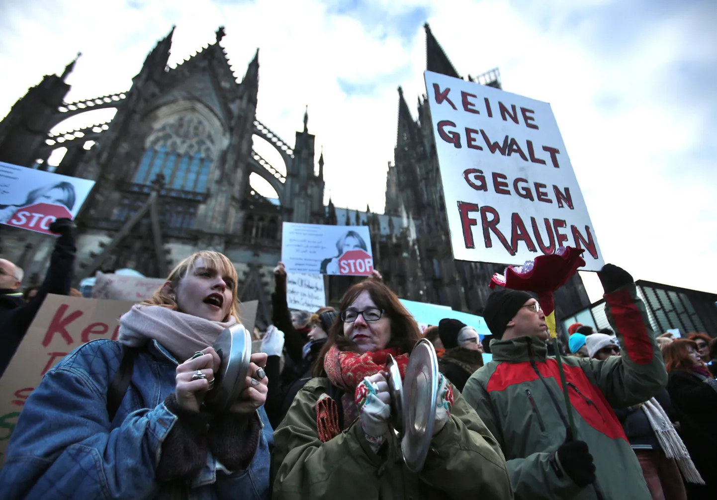 Naistevastase vägivalla vastu protestijad Kölni katedraali ees.