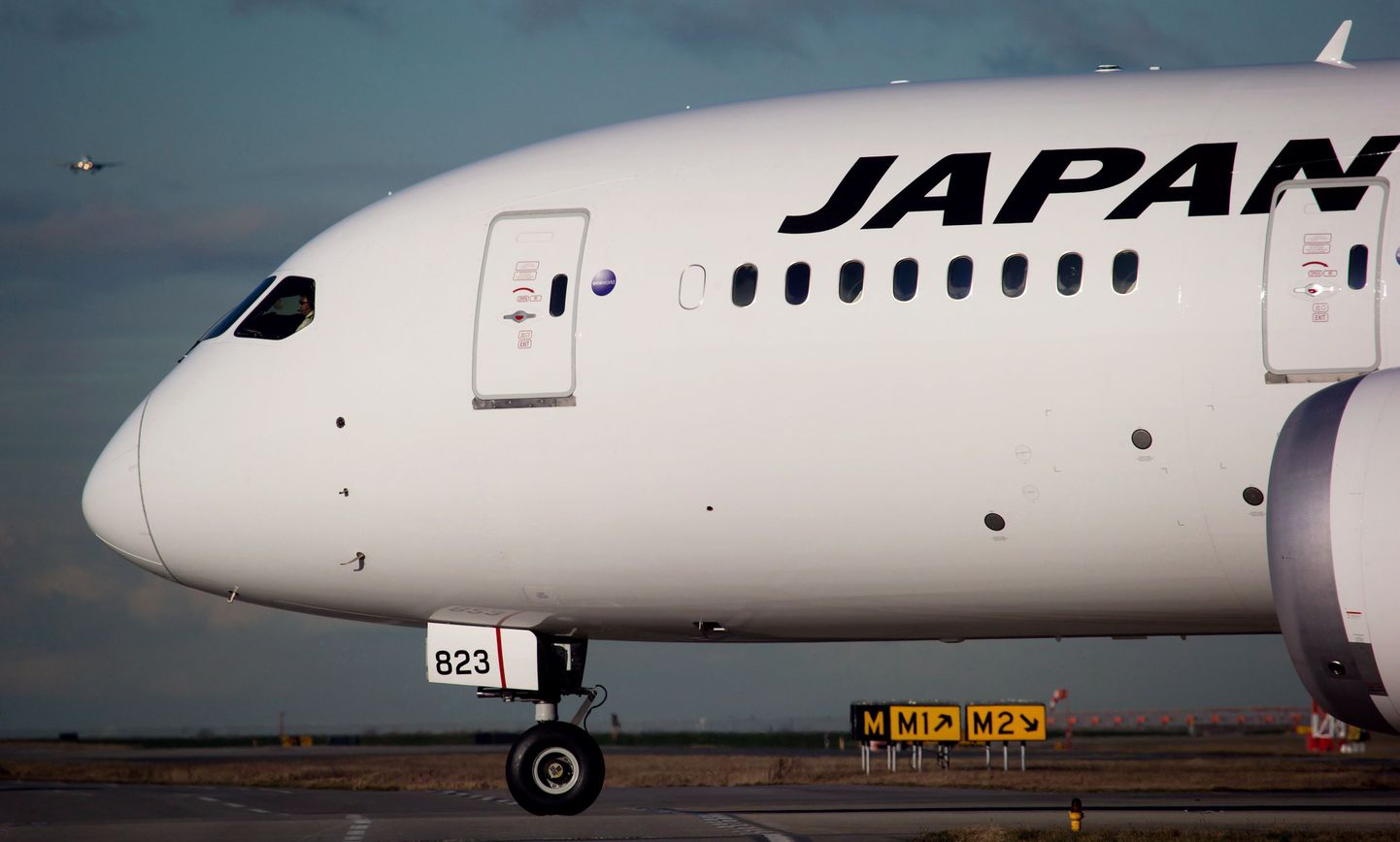 Самолет японской компании JAL аварийно сел из-за отвалившейся детали.