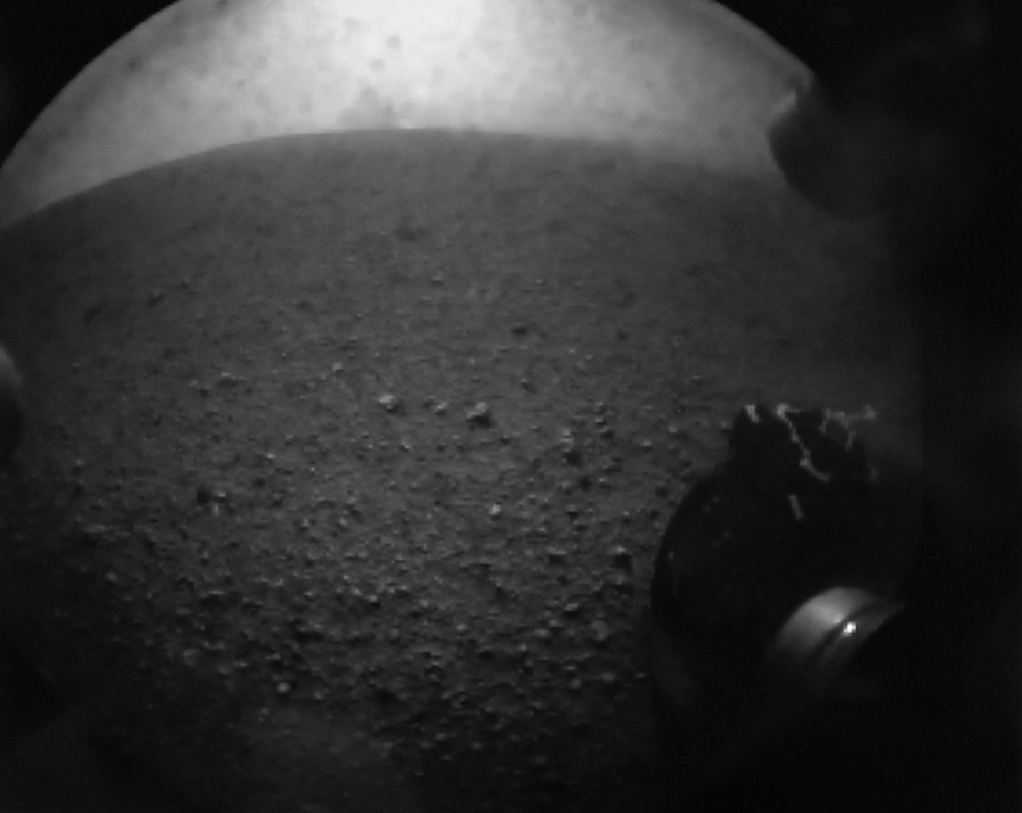 NASA edastas ka esimese Curiosity tehtud pildi Marsilt