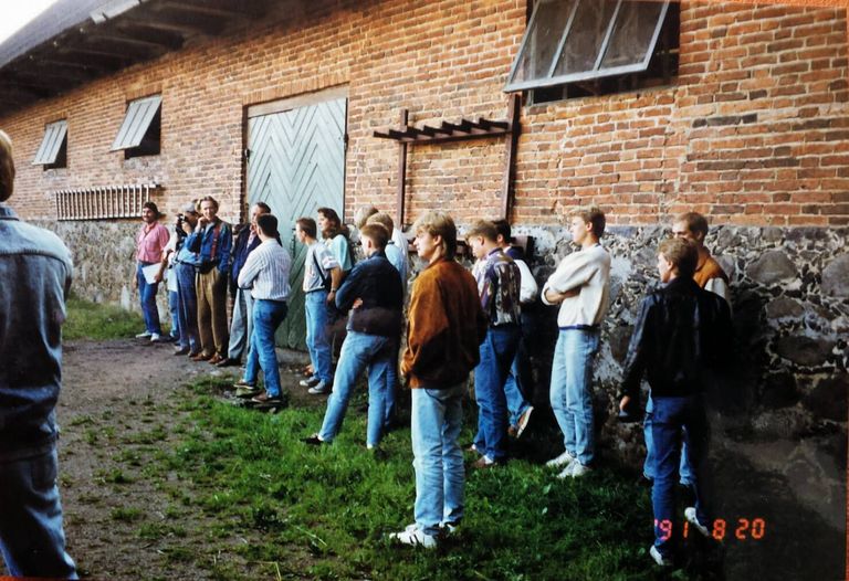 Aivar Ruukli fotojäädvustus 20. augustist 1991. Rootsi põllumajanduskooli õpilased ekskursioonil Tori hobusekasvanduses, giidiks esimest päeva seda tööd tegev Aivar Ruukel.