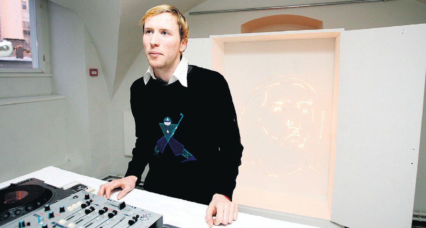 Näituse kuraatori, teoloogiatudengist muusiku Indrek Spungini (25) ees on Y-galeriis plaadimängijatega DJ-pult, mis on osa Berit Talpsepa ehitatud moodsast altarist. Selles on nii kirikut kui ka ööklubi.