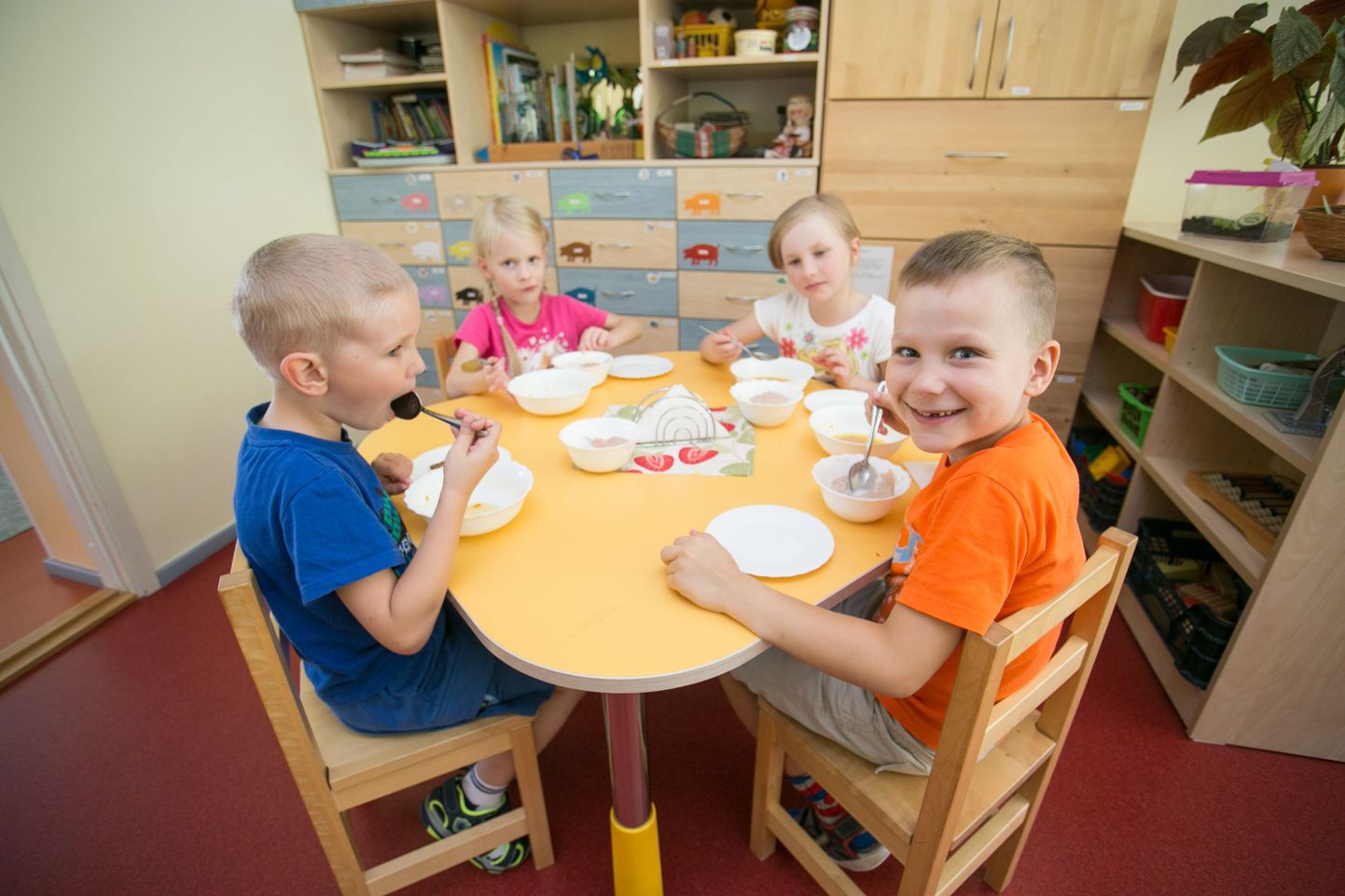 Lapsed söövad lõunasööki Kungla lasteaias.