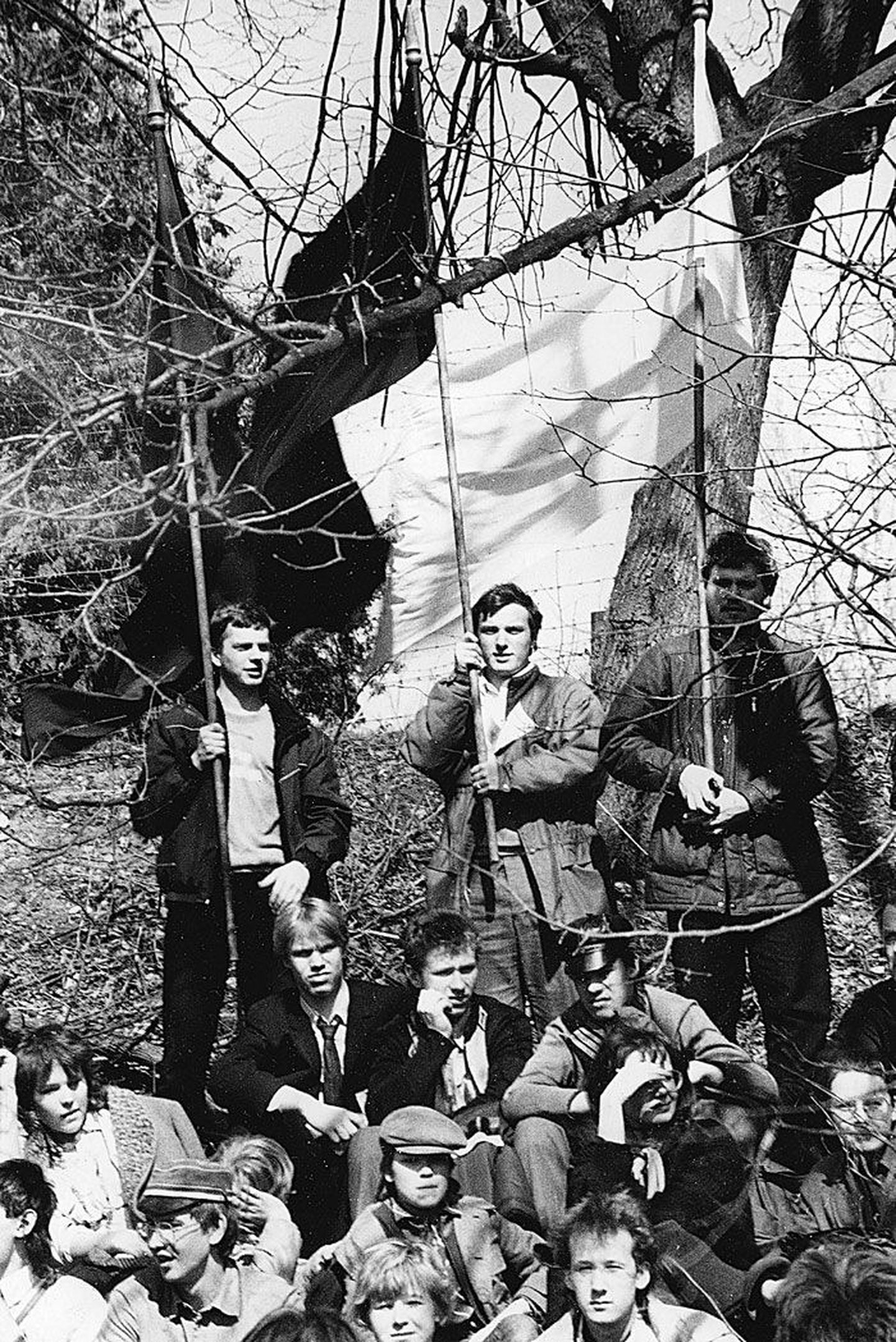 Tartu muinsuskaitsepäevad 14.–17. aprillil 1988. Sinist lippu kannab Kaarel Tarand, musta Jüri Luik ja valget Margus Kolga.