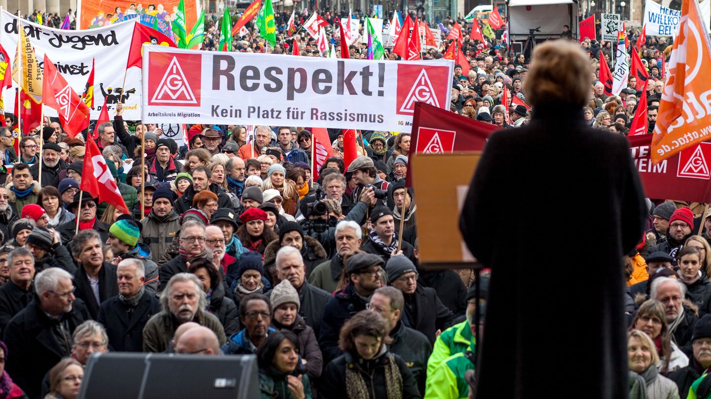 Stuttgartis protestiti rassimi ja põgenike ründamise vastu.