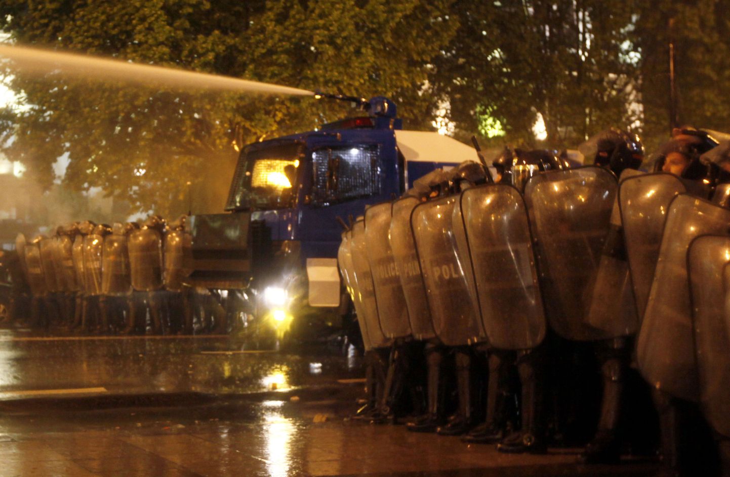 Полиция применила в ночь на четверг водометы, резиновые пули и газ для разгона оппозиционеров.