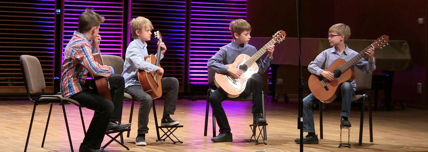 Kitarrimuusika festivali «Fiesta de la Guitarra» kontserdisarja Valgamaal lõpetavad teisipäeva õhtul toimuva kontserdiga Otepää muusikakoolis Heino Elleri muusikakooli kitarriõpilased.