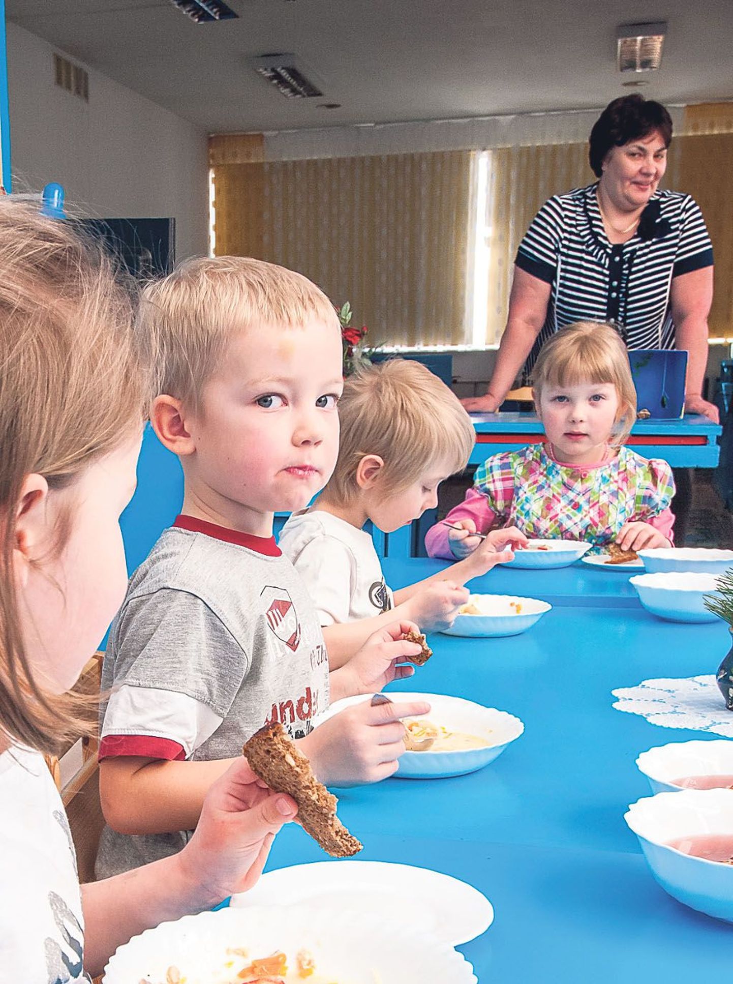 Tralli lasteaia lapsed teavad, mis on tervisele kasulik ja söövad kokkade keedetud suppi hea meelega. Tagaplaanil lasteaedade retseptiraamatu koostaja Aime Bräutigam.