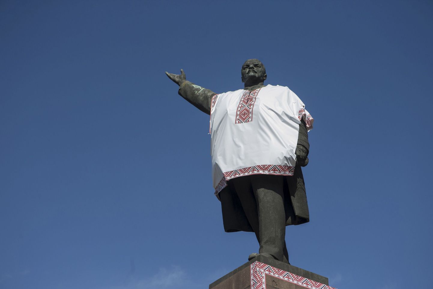 На Украине снесли самый большой в стране памятник Владимиру Ленину.
