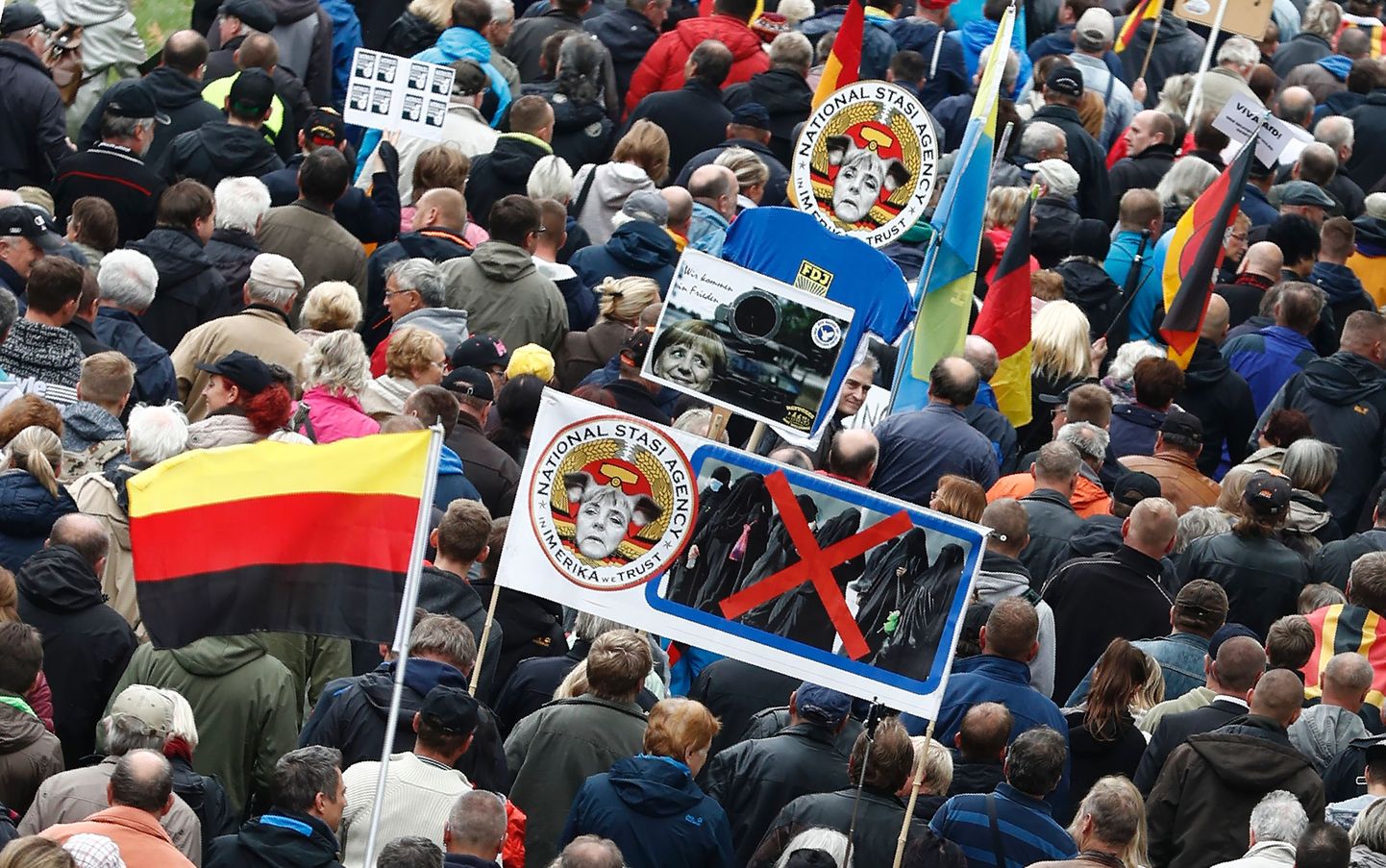 Pegida toetajad Merkeli-vastases meeleavalduses.