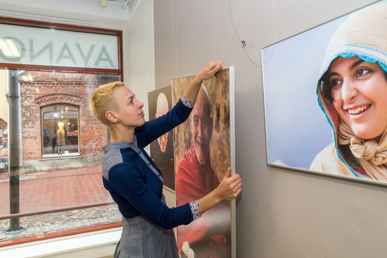 Silvia fotot üles panemas oma portreefoto näitust “Kellega ma seni kohtunud olen” Pärnus Avangardi galeriis.