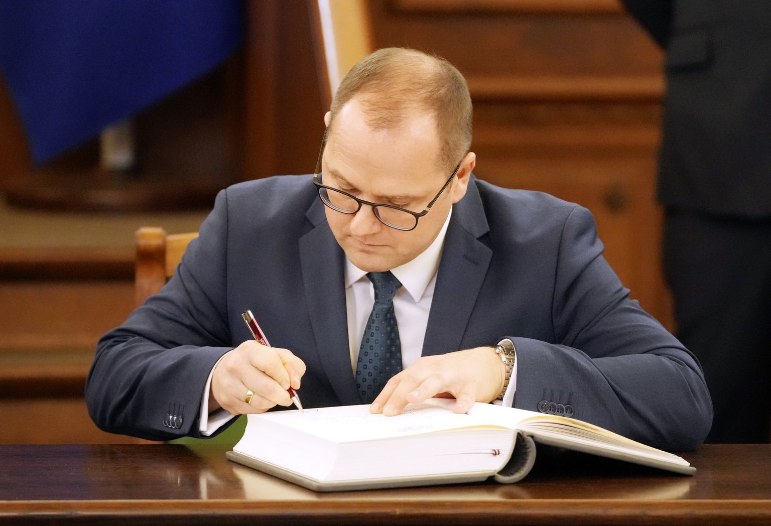14. Saeimas deputāts Raimonds Čudars zvērestu jeb svinīgo solījumu apliecina ar savu parakstu 14. Saeimas pirmās sēdes laikā.