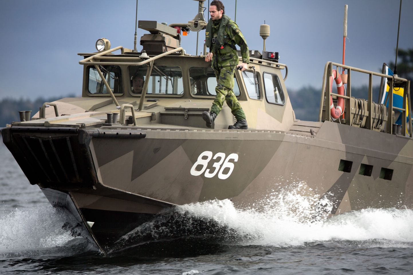 Rootsi mereväele kuuluv Combat Boat 90 Stockholmi saarestikus.