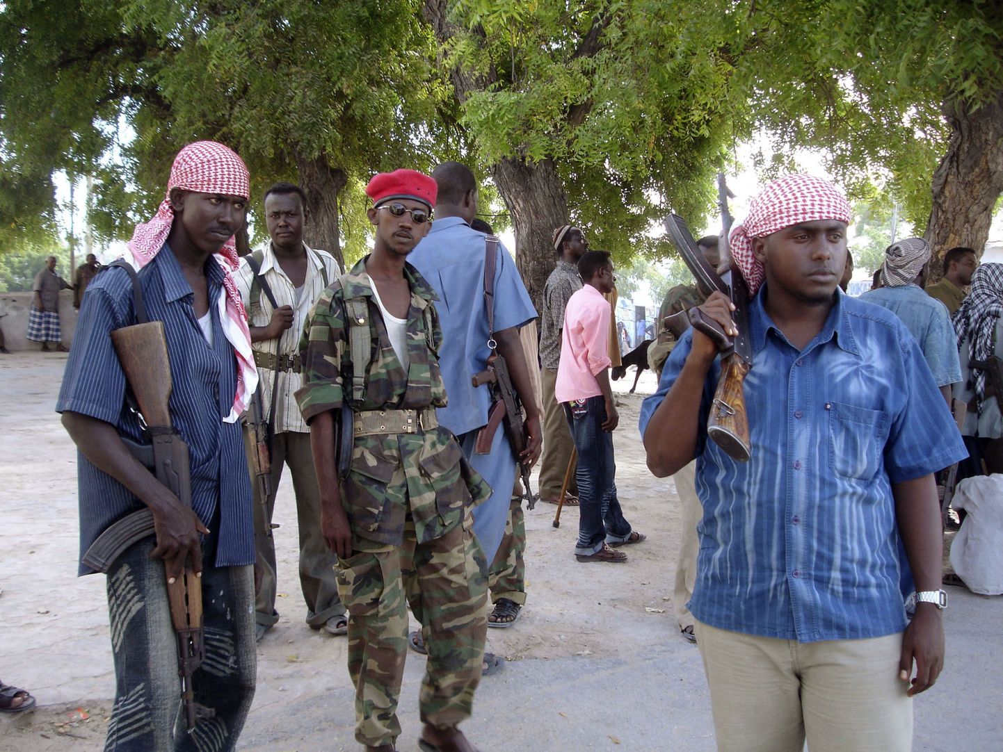 Somaalia valitsusvägede mundris sõdurid kõrvuti islamikohtute liidu erariietes võitlejatega Muqdishos, kuhu saabus täna mõõdukamate islamistide liider šeik Sharif Ahmed.