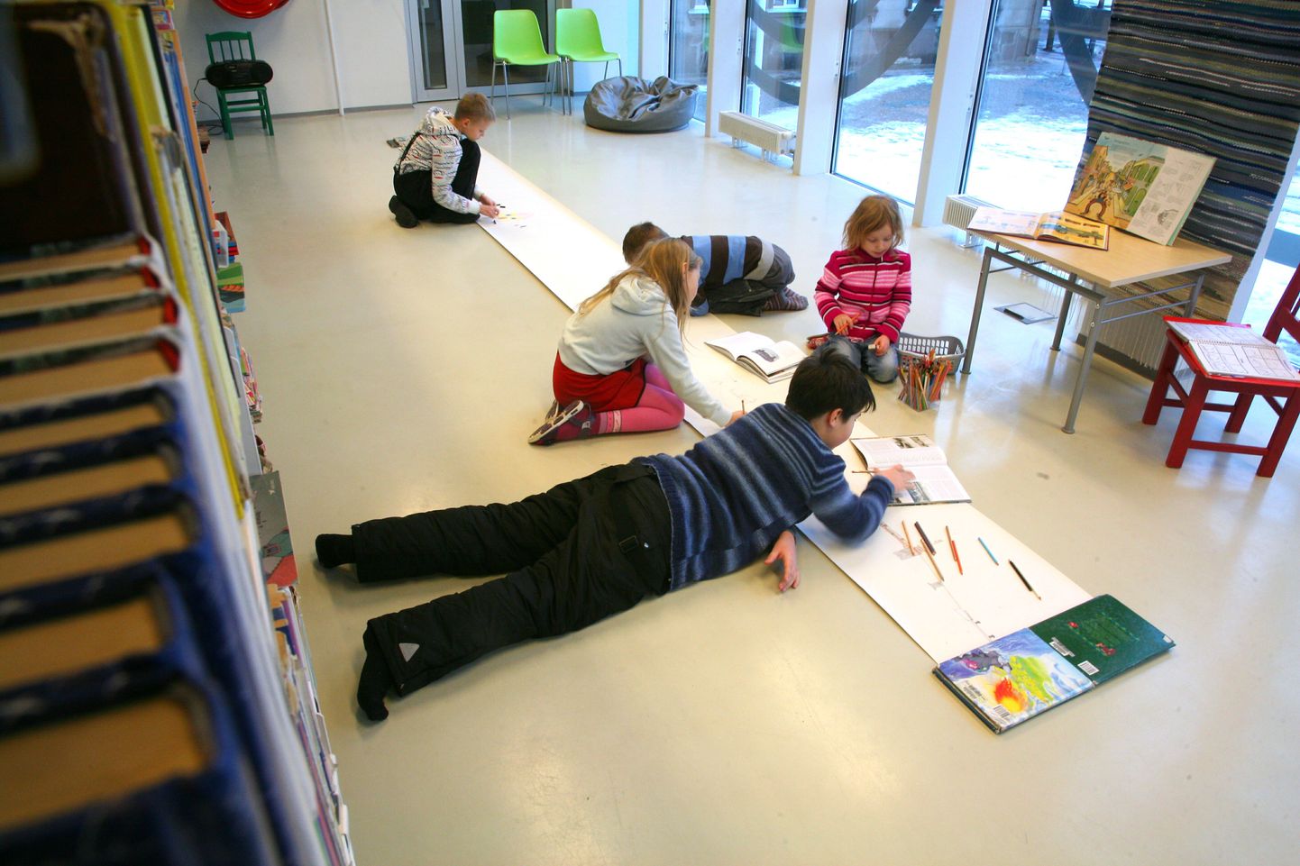Lapsed Pärnu keskraamatukogu lasteosakonnas joonistamas.