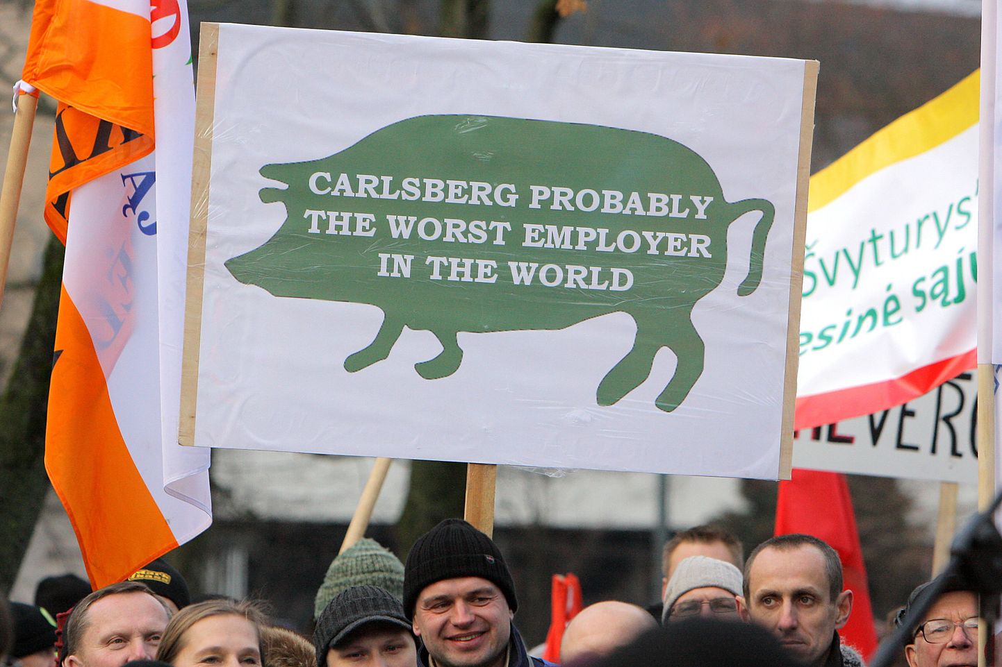 Carlsbergile kuuluva Svyturys-Utenose õlletehase ametiühingu liikmed ettevõtte personalipoliitika vastu protestimas.